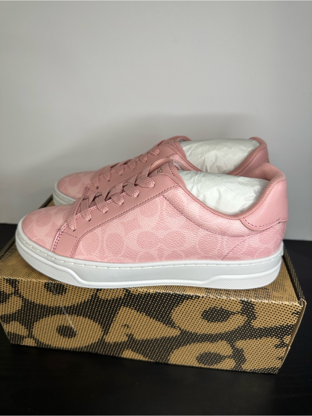 Coach Women’s High Line Sneaker
In Pink Signature Canvas Size 7.5 - Picture 7 of 11